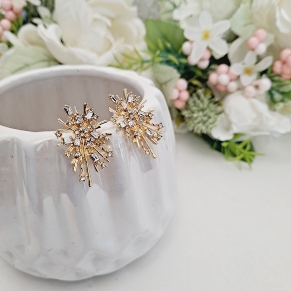 💖 2/$30 Gold tone Fireworks small rhinestone stud party sparkly light earrings - Picture 15 of 16